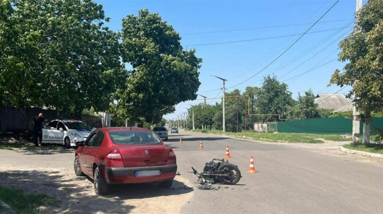 На вулиці Олени Пчілки сталася ДТП за участі неповнолітнього юнака на мопеді та водія автівки