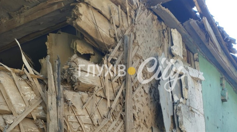 «Ми дивом вціліли»: подружжя з Заруцького на Глухівщині втратило дім через російський обстріл