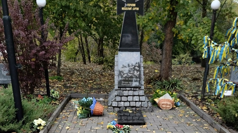Акт вандалізму у Первомайську: у сквері Небесної Сотні понівечили квіти та лампадки біля меморіалу