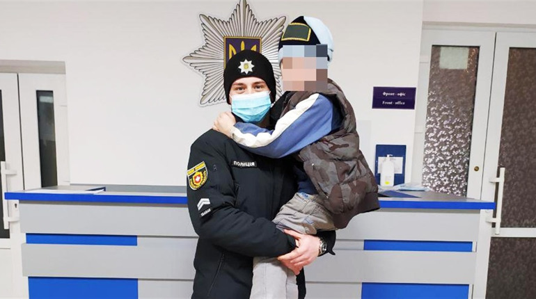 Вараські поліцейські розшукали батьків 7-річного хлопчика з Волині