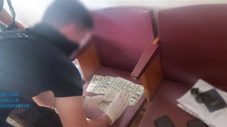 Щомісячні побори з підприємств у 240 тис грн: затримали начальника управління Одеського рибпатруля