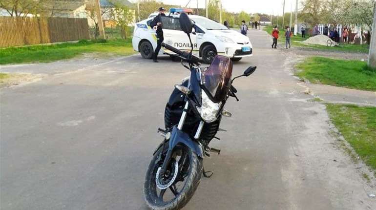 У селі Довговоля мотоцикліст збив малолітню дитину