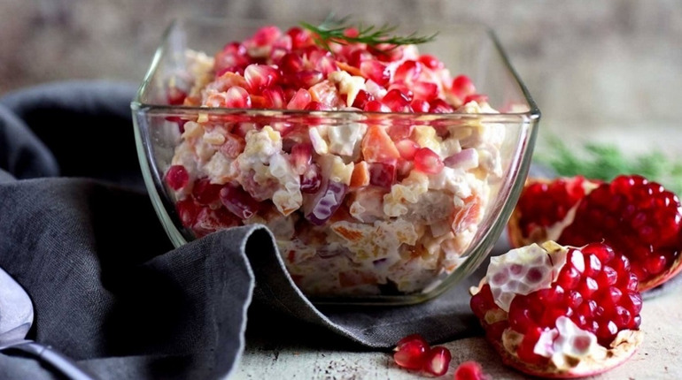 Рецепт дня: салат з куркою, гранатом і горіхами