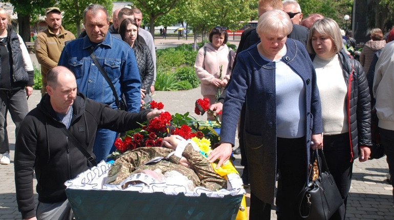 Не дожив тижня до свого 34-річчя. Шосткинська громада попрощалася зі старшим сержантом Нацгвардії