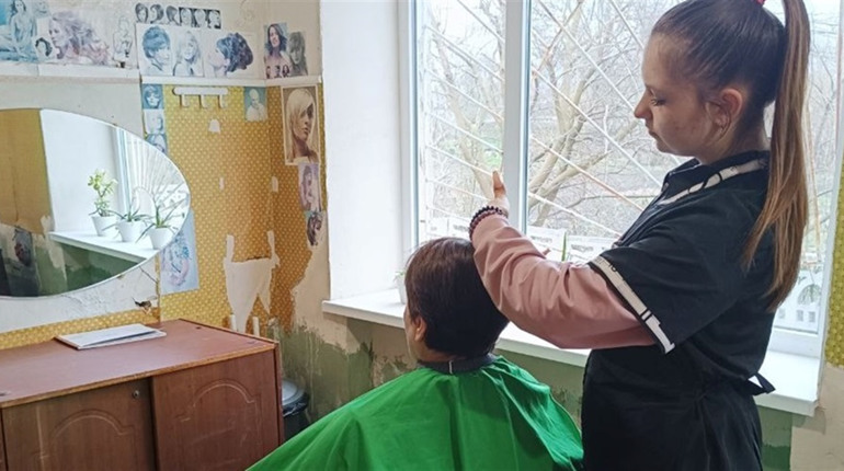 У селищі Знам’янка Друга можна отримати соціальні послуги перукаря та ремонту одягу