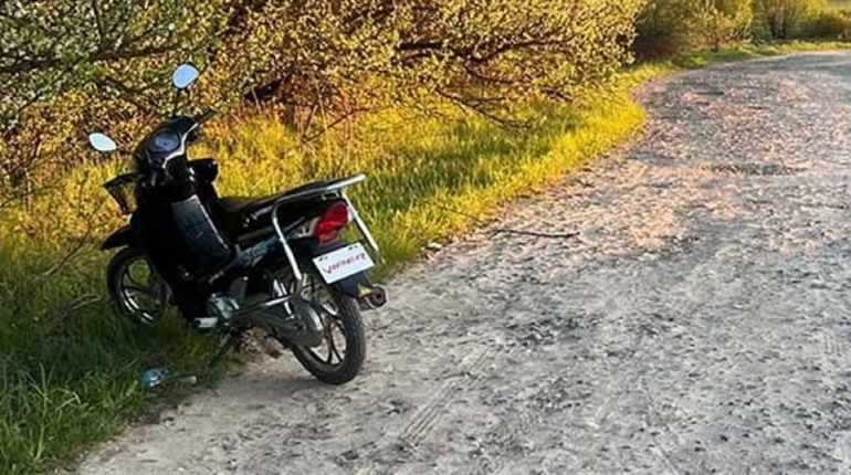 На Кременеччині молодий хлопець не впорався з керуванням мотоцикла