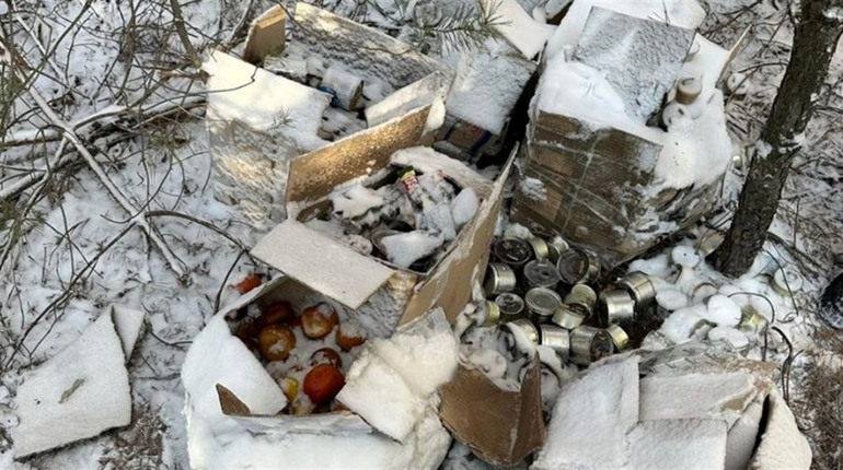 У лісі на Красноградщині знайшли викинуті окопні свічки та смаколики, що призначались військовим