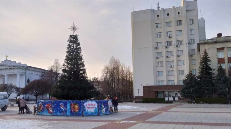 В центрі Умані встановили новорічну ялинку