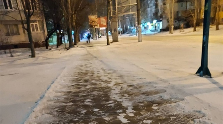 У Херсоні знову сніг. Міськрада звітує, що вулиці чистять