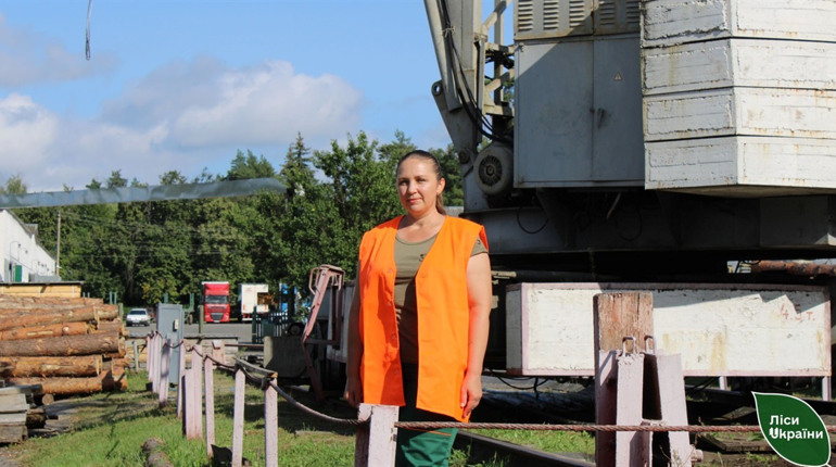 «Летять ракети, а ти сидиш на висоті». Ірина Науменко з Глухова працює машиністкою баштового крану