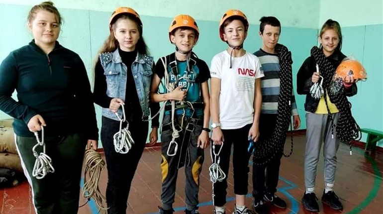Секції з пішохідного туризму Вовчоярівської школи подарували спортивне спорядження