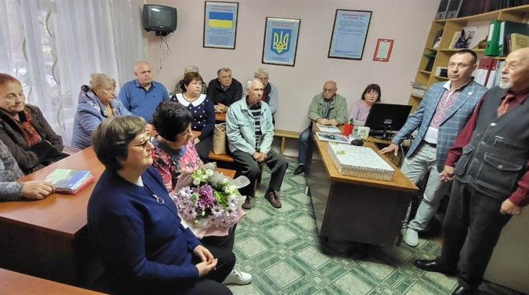 З новим чайним сервізом, великим пирогом та щирими побажаннями до людей елегантного віку. ФОТО