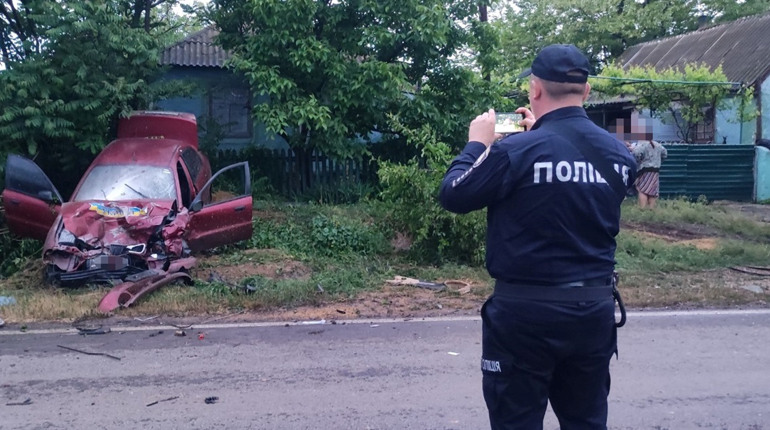 Витягнув непритомного з палаючого авто: на Одещині поліцейський врятував водія після аварії