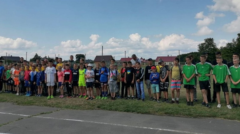 У Володимирці влада, волонтери та футболісти провели благодійний турнір на підтримку ЗСУ