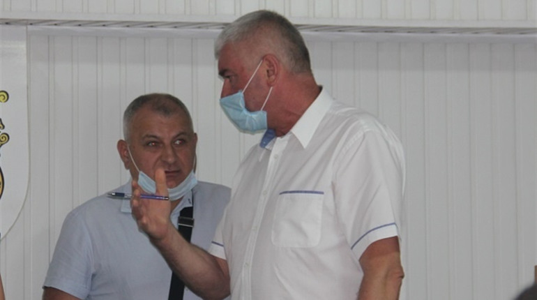Сесія Калинівської міської ради: напівтемрява, сутички депутатів, поліція у залі. Відео