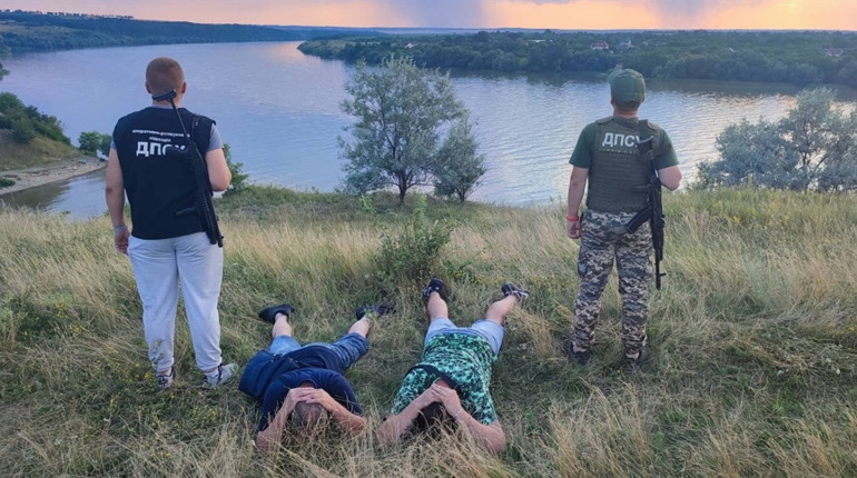 Дністер на надувному матраці. Так два чоловіка намагалися потрапити до Молдови, але їх затримали