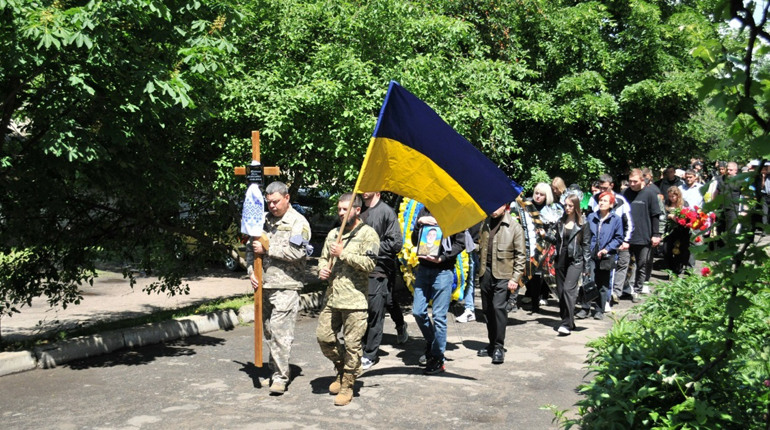 Первомайськ провів в останню путь полеглого на війні Євгена Колесника