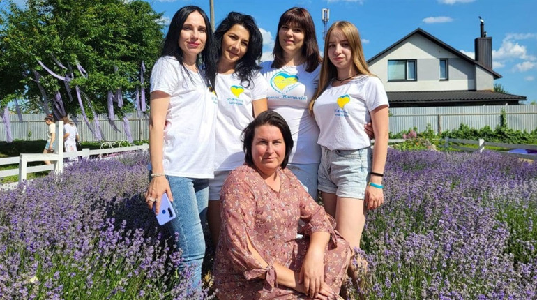 "Нам не фіолетово": яскравий благодійний ярмарок серед лаванди провели у Старому Кривині