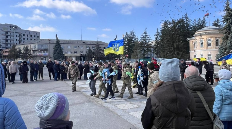 Первомайськ попрощався із захисником: містяни провели Максима Маслюка в останню путь
