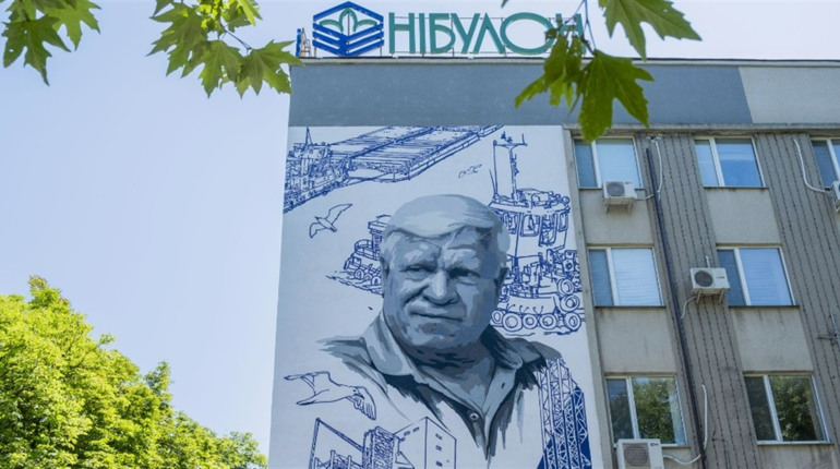 У Миколаєві відкрили мурал на честь засновника компанії "Нібулон"