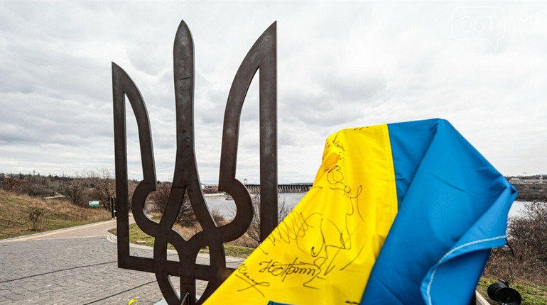 Біля кургану Єдності у Запоріжжі встановили сталевий тризуб зі сталі, яку вивезли з Маріуполя