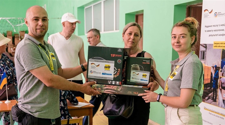 Мешканці зруйнованого росіянами будинку в Умані отримали електропобутові прилади від благодійників