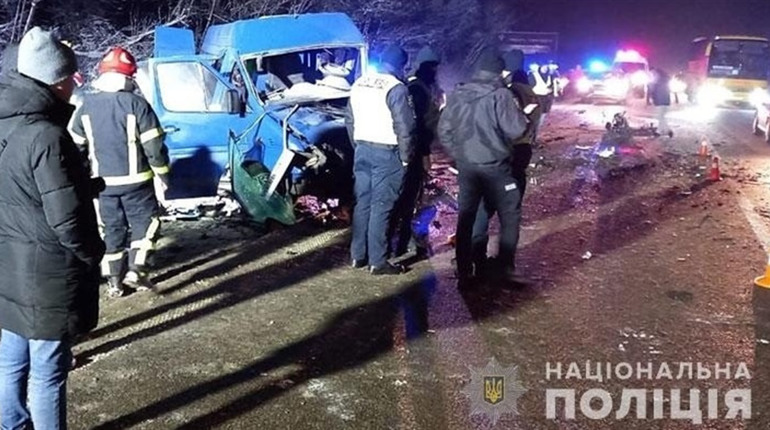 З'явилося відео, рятувальний підрозділ і наслідки ДТП маршрутки з людьми дорогою до Кременця