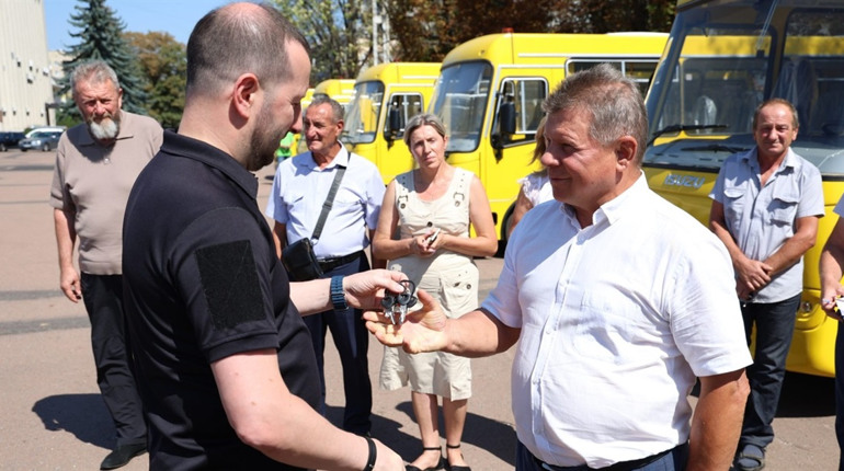 З турботою про школярів. Сім нових шкільних автобусів отримали громади Хмельницької області