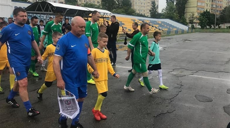 Зірки українського футболу з ветеранів київського «Динамо» провели матч у Вараші