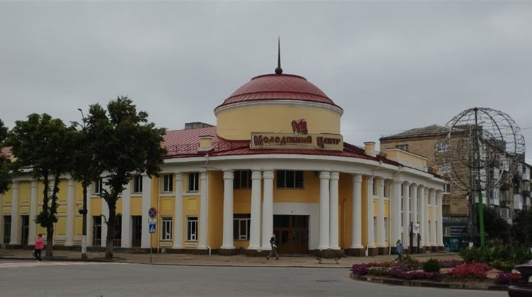 Навколо фасаду Молодіжного центру зняли огорожу: що відремонтували і що буде далі з будівлею