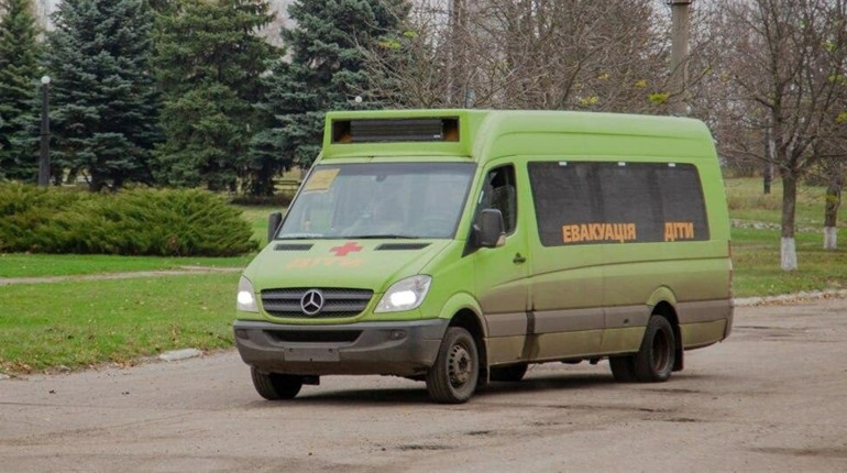 Понад 200 дітей евакуювали з Купʼянщини: телефони "гарячих ліній" для евакуації у громадах
