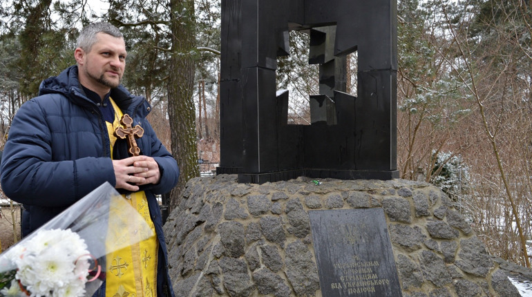 Садили калину та покладали квіти: в Сарнах вшанували загиблих Січових стрільців