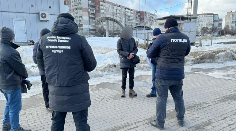 «Квиток» за кордон за 9 тисяч доларів. На Сумщині викрили масштабну схему переправлення ухилянтів