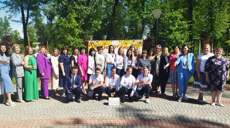 Випускників, які залишились у Покровську, запросили на урочистий захід ВІДЕО
