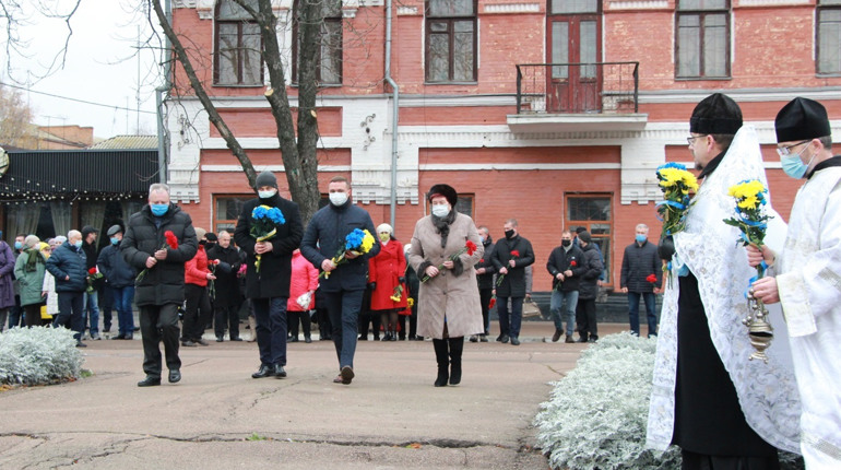 Молитва та квіти для Героїв: у Ніжині відзначили День Гідності та Свободи