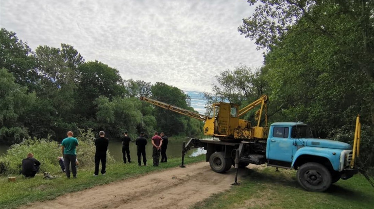 У Троїцькому, Біляївського району, машина впала у річку. Двоє людей загинули