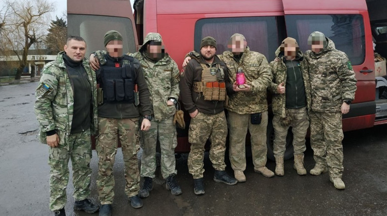 Волонтери Вараської громади передали на передову Вифлеємський вогонь та гумвантаж
