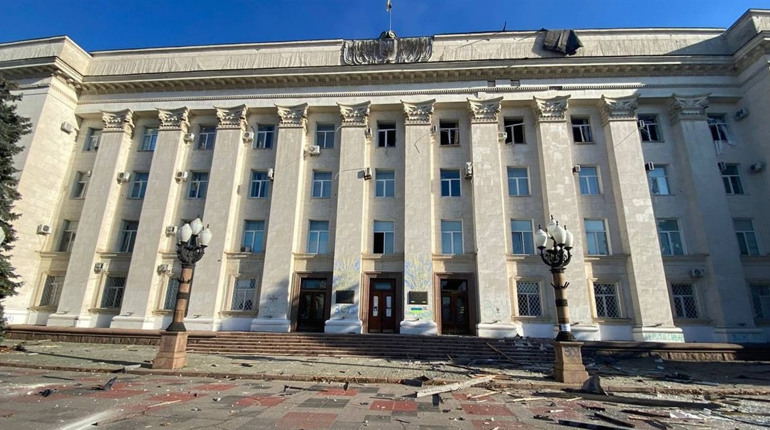 Терористи завдали удару по будівлі Херсонської облдержадміністрації (ФОТО)