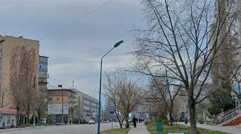 У Новій Каховці комунальники зафарбовують номери на будинках: жителі б’ють на сполох