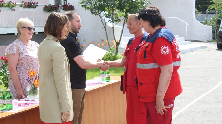 Медики Городоцької підстанції екстреної медичної допомоги отримали нову автівку. Чим вона обладнана