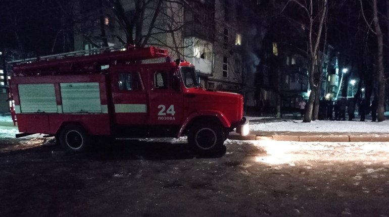 У Лозовій горіла квартира у багатоповерхівці: дим заблокував увесь під`їзд