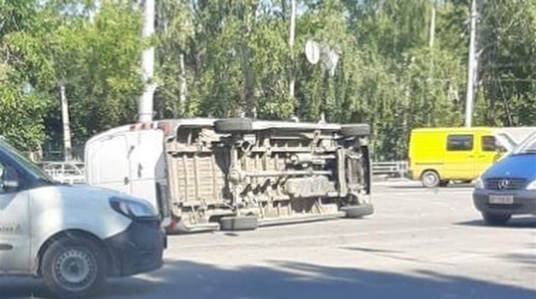 В центрі Херсона перевернувся мікроавтобус. Поліція розповіла, що сталось