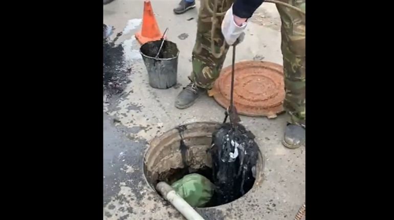 Що "спіймали" у каналізаційному колодязі в Ніжині? Відео