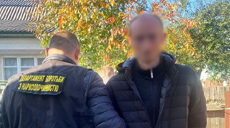 Незаконно зберігали наркотики: у Чернігові виявили двох злочинців