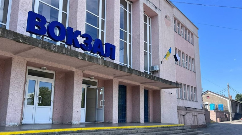 У Первомайську поруч із прапором України на вокзалі підняли біло-чорний стяг: що він означає