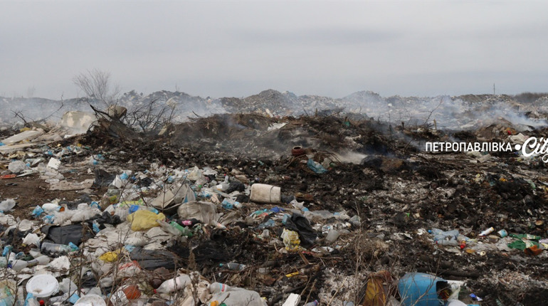 Після нічної атаки в Петропавлівці загорілося сміттєзвалище