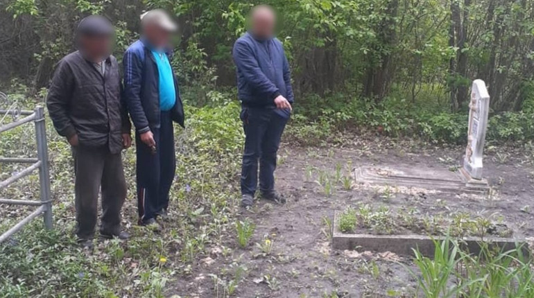 Обкрадав місця поховань: жителю Білопільщини повідомили про підозру