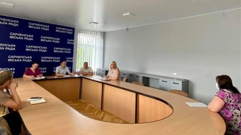 Цигарки неповнолітньому: продавчиня із Сарн сплатить штраф