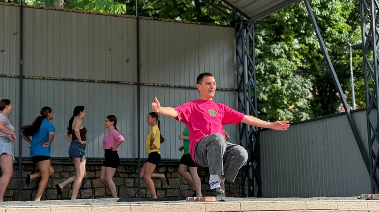 Щосуботи у Первомайську: творчі літні вечори у міському парку. Танці, співи та донати на ЗСУ