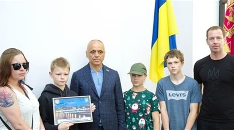Багатодітна родина з Купʼянськ-Вузлового отримала сертифікат на відпочинок